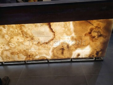 Prosvícený onyxový obklad baru z přírodního kamene Onyx Miele Prosvícený onyxový obklad baru z přírodního kamene Onyx Miele