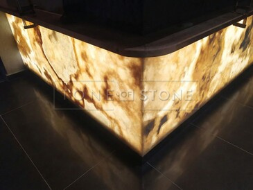 Onyxov&yacute; obklad prosv&iacute;cen&eacute;ho baru z př&iacute;rodn&iacute;ho kamene Onyx Miele