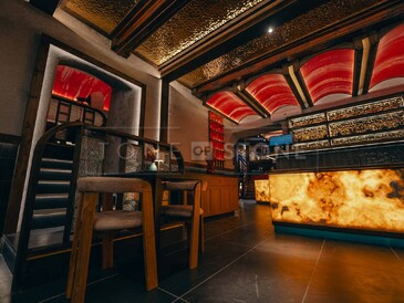 Prosvícený onyx jako obklad baru restaurace z přírodního kamene Onyx Miele Prosvícený onyx jako obklad baru restaurace z přírodního kamene Onyx Miele