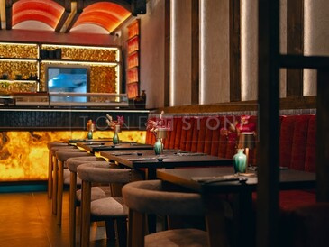 Moderní restaurace s onyxovým obkladem s podsvícením z přírodního kamene Onyx Miele Moderní restaurace s onyxovým obkladem s podsvícením z přírodního kamene Onyx Miele