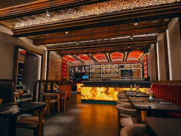 Prosvícený onyxový bar restaurace z přírodního kamene Onyx Miele Prosvícený onyxový bar restaurace z přírodního kamene Onyx Miele