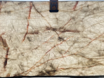 Prosv&iacute;cen&aacute; kamenn&aacute; deska kvarcitu Cristallo