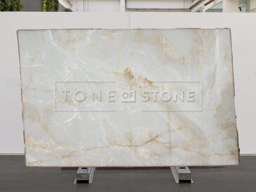 Kamenn&aacute; deska onyxu Onice Bianco