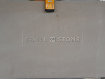 Kamenn&aacute; deska př&iacute;rodn&iacute;ho kvarcitu Quarzite Grey 