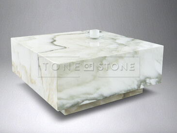 Designový konferenční stolek ve tvaru kvádru ve světlé barvě, tekoucí kresba přes hranu kamene, mramor CALACATTA EXTRA, zakázková výroba TONE OF STONE.