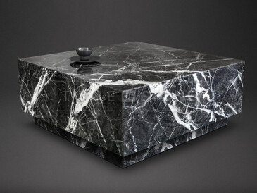 Designový konferenční stolek ve tvaru kvádru ve tmavé barvě, tekoucí kresba přes hranu kamene, mramor GRIGIO CARNICO, zakázková výroba TONE OF STONE. Designový konferenční stolek ve tvaru kvádru ve tmavé barvě, tekoucí kresba přes hranu kamene, mramor GRIGIO CARNICO, zakázková výroba TONE OF STONE.