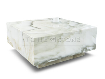 Designový konferenční stolek ve tvaru kvádru, mramor CALACATTA EXTRA, zakázková výroba TONE OF STONE. Designový konferenční stolek ve tvaru kvádru, mramor CALACATTA EXTRA, zakázková výroba TONE OF STONE.