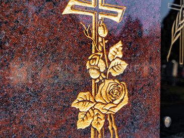 Detail grafiky na nápisové stěně, žula Multicolor, pískování a zlacení, zakázková výroba TONE OF STONE.    Detail grafiky na nápisové stěně, žula Multicolor, pískování a zlacení, zakázková výroba TONE OF STONE.