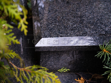 Detail hrany desky urnového pomníku z přírodního kamene - žula Impala, zakázková výroba TONE OF STONE.