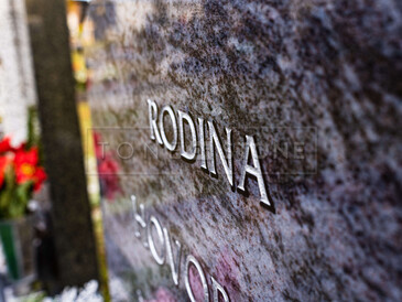 Detail jednohrobu z přírodního kamene, materiál žula Orion, stříbrné písmo s konturou, šrafování, zakázková výroba TONE OF STONE. 