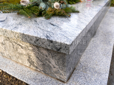 Detail jednohrobu ze žuly Viscount White, pískované nápisy v černé barvě, chodníčky - opalovaný žula Padang Crystal, zakázková výroba TONE OF STONE.