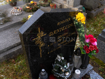 Detail nápisové desky s fazetou, pískování a zlacení písma, zakázková výroba TONE OF STONE.   Detail nápisové desky s fazetou, pískování a zlacení písma, zakázková výroba TONE OF STONE.