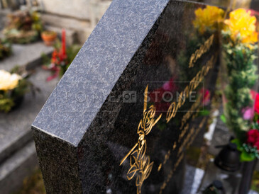 Detail nápisové desky s fazetou, pískování a zlacení písma, zakázková výroba TONE OF STONE.