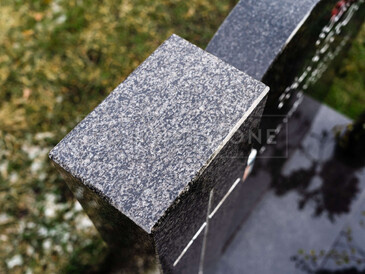 Detail sloupku u nápisové desky jednohrobu z přírodního kamene - žula Impala, zakázková výroba TONE OF STONE.  Detail sloupku u nápisové desky jednohrobu z přírodního kamene - žula Impala, zakázková výroba TONE OF STONE.
