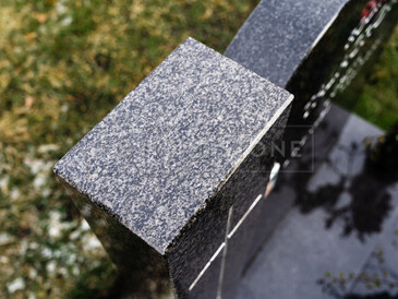 Detail sloupku u nápisové desky jednohrobu z přírodního kamene - žula Impala, zakázková výroba TONE OF STONE. Detail sloupku u nápisové desky jednohrobu z přírodního kamene - žula Impala, zakázková výroba TONE OF STONE.