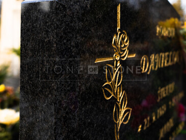 Detail vypískované grafiky a zlacení písma na nápisové desce ze žuly Impala, zakázková výroba TONE OF STONE. Detail vypískované grafiky a zlacení písma na nápisové desce ze žuly Impala, zakázková výroba TONE OF STONE.