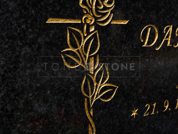 Detail vypískované grafiky a zlacení písma na nápisové desce ze žuly Impala, zakázková výroba TONE OF STONE. Detail vypískované grafiky a zlacení písma na nápisové desce ze žuly Impala, zakázková výroba TONE OF STONE.