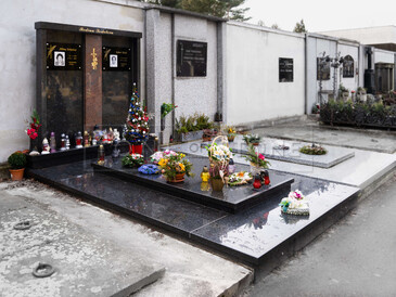 Dvojhrob z přírodního kamene, hrob a sokl ze žuly Impala, nápisová deska - žula Impala a žula Multicolor, pískování, zlacení písma a ozdobné grafiky, fotografie v epoxidovém skle, zakázková výroba TONE OF STONE.     Dvojhrob z přírodního kamene, hrob a sokl ze žuly Impala, nápisová deska - žula Impala a žula Multicolor, pískování, zlacení písma a ozdobné grafiky, fotografie v epoxidovém skle, zakázková výroba TONE OF STONE.