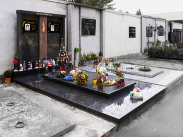 Dvojhrob z přírodního kamene, hrob a sokl ze žuly Impala, nápisová deska - žula Impala a žula Multicolor, pískování, zlacení písma a ozdobné grafiky, fotografie v epoxidovém skle, zakázková výroba TONE OF STONE. Dvojhrob z přírodního kamene, hrob a sokl ze žuly Impala, nápisová deska - žula Impala a žula Multicolor, pískování, zlacení písma a ozdobné grafiky, fotografie v epoxidovém skle, zakázková výroba TONE OF STONE.