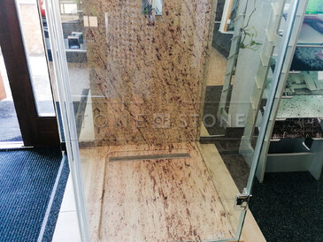 Exkluzivní sprchový kout a vanička z žuly Shivakashi, mřížka pro odpad vody, kamenictví TONE OF STONE