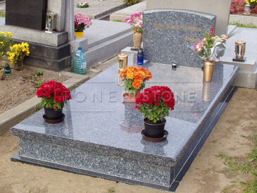 Hřbitovní architektura - hroby, hrobky a pomníky z přírodního kamene. Výroba pomníku na zakázku.