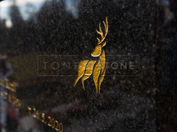 Hřbitovní architektura, zakázková výroba TONE OF STONE, detail vypískovaného jelena ve zlaté barvě na desce z přírodního kamene - žula Impala  Hřbitovní architektura, zakázková výroba TONE OF STONE, detail vypískovaného jelena ve zlaté barvě na desce z přírodního kamene - žula Impala