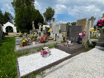 TONE OF STONE zajišťuje kompletní hřbitovní architekturu, reference - kompletní renovace a zlacení náhrobního kříže.  