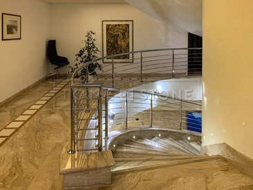 Interiérová dlažba a obklad chodeb a schodiště z přírodního kamene - mramor Orosei Daino  Interiérová dlažba a obklad chodeb a schodiště z přírodního kamene - mramor Orosei Daino