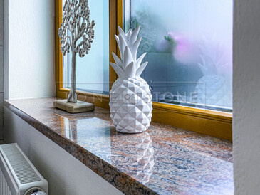 Interiérový parapet z přírodního kamene - leštěná žula Multicolor, výroba na zakázku TONE OF STONE 