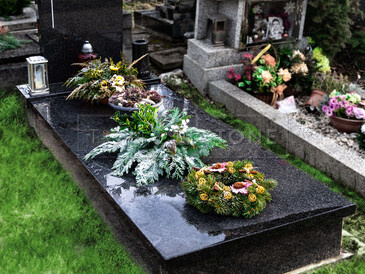 Jednohrob 85x220cm z přírodního kamene - žula Impala, deska s vypískovaným nápisem, ozdobná vlna s fazetou, zakázková výroba TONE OF STONE.   