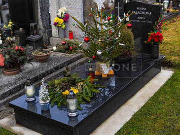 Jednohrob s nápisovou deskou se sloupkem, materiál žula Impala, pískování písma. Zakázková výroba TONE OF STONE.  Jednohrob s nápisovou deskou se sloupkem, materiál žula Impala, pískování písma. Zakázková výroba TONE OF STONE.