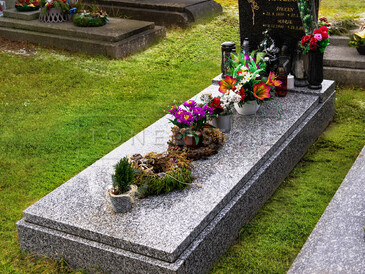 Jednohrob z přírodního kamene - materiál žula Tarn, nápisová deska s ozdobnou fazetou je ze žuly Impala, zakázková výroba   Jednohrob z přírodního kamene - materiál žula Tarn, nápisová deska s ozdobnou fazetou je ze žuly Impala, zakázková výroba