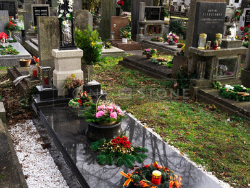 Jednohrob z přírodního kamene s renovovaným litinovým křížem, materiál žula Impala, chodníček z bílých oblázků, zakázková výroba TONE OF STONE.   