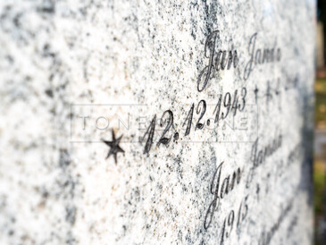 Jednohrob ze žuly Viscount White, pískované nápisy v černé barvě, chodníčky - opalovaný žula Padang Crystal, zakázková výroba TONE OF STONE.