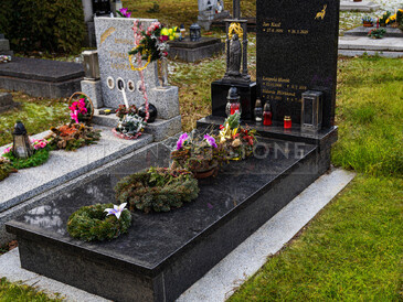 Jednohrob žula Impala, chodníky žula Padang Crystal, litinový kříž, vypískované zlaté písmo a grafika - motiv jelena, zakázková výroba TONE OF STONE.  