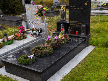 Jednohrob žula Impala, chodníky žula Padang Crystal, litinový kříž, vypískované zlaté písmo a grafika - motiv jelena, zakázková výroba TONE OF STONE.