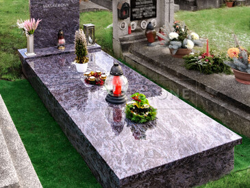 Jednohrob žula Orion, stříbrné písmo s konturou, šrafování, zakázková výroba TONE OF STONE. Jednohrob žula Orion, stříbrné písmo s konturou, šrafování, zakázková výroba TONE OF STONE.