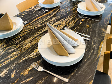 Jídelní stůl na zakázku, přírodní kámen - exkluzivní brazilská žula MAGMA BLACK, spoje jednotlivých desek jsou lepené pod úhlem 45°, kamenictví TONE OF STONE.