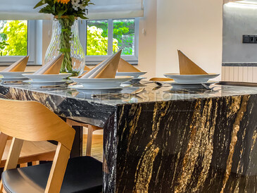 Jídelní stůl na zakázku, přírodní kámen - exkluzivní brazilská žula MAGMA BLACK, spoje jednotlivých desek jsou lepené pod úhlem 45°, kamenictví TONE OF STONE.