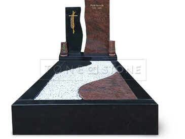 Kamenictví TONE OF STONE poskytuje kompletní služby v oblasti hřbitovní architektury, zde výroba hrobky z přírodního kamene - žula MULTICOLOR, kamenná drť BIANCO CARRARA, zlacení písma a grafiky.    