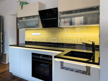 Kamenná kuchyňská deska - leštěná černá žula s třpytivými fragmenty - STAR GALAXY, deska ve tvaru písmene L