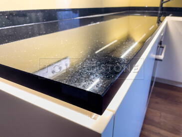 Kamenná kuchyňská deska - leštěná černá žula s třpytivými fragmenty - STAR GALAXY, detail hrany