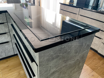 Kamenná kuchyňská pracovní deska, černá žula PREMIUM BLACK, detail osazení varné desky