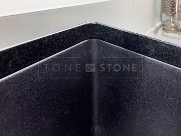 Kamenná kuchyňská pracovní deska, černá žula PREMIUM BLACK, detail hrany
