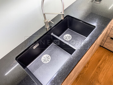 Kamenná kuchyňská pracovní deska, černá žula PREMIUM BLACK, otvor pro usazení baterie, přisazený spodní dvojdřez