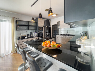 Kamenná kuchyňská pracovní deska, černá žula PREMIUM BLACK, celkový pohled