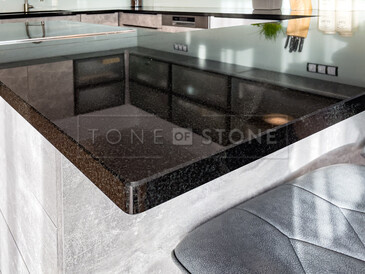 Kamenná kuchyňská pracovní deska, černá žula PREMIUM BLACK, detail hrany