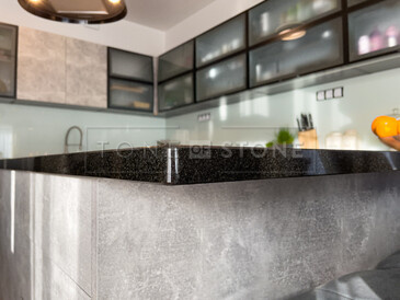 Kamenná kuchyňská pracovní deska, přírodní kámen - černá žula PREMIUM BLACK, detail hrany desky