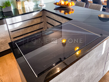 Kamenná kuchyňská pracovní deska ve tvaru písmene U, černá žula PREMIUM BLACK