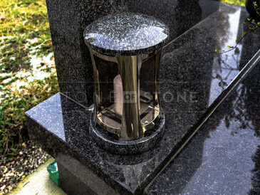 Kamenná svítilna s nerezovým prvkem - detail, zakázková výroba TONE OF STONE.   Kamenná svítilna s nerezovým prvkem - detail, zakázková výroba TONE OF STONE.